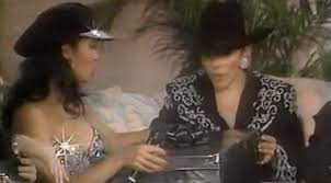 Its funny, kindda dark, and has the one and only veronica castro in it, a queen itself. Selena Le Regalo A Veronica Castro Algo Hecho Con Sus Propias Manos Lachicuela Com