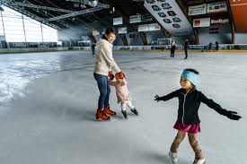 Share your videos with friends, family, and the world Schaatsen Bij 34 Graden Gek Dat Er Hier Niet Meer Volk Is De Morgen