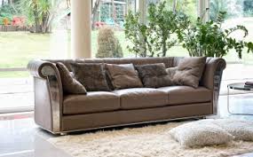Toute commande est produite à l'unité, de façon artisanale, avec un soin méticuleux de la qualité et dans le respect de la tradition du mobilier de haute facture. Canape Cuir Luxe Chic Grand Astoria Confort Plumes