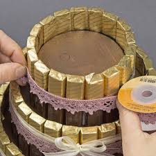 Anleitung Styropor Torte Mit Schokoriegeln Ideen Mit Herz In 2020 Chocolate Bouquet Candy Cakes Chocolate Flowers Bouquet