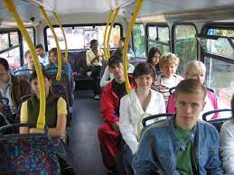 Салон автобуса с людьми