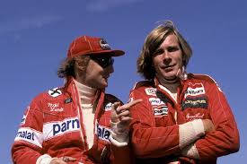 Yaklaşık 40 dakika sonra başlayacak yarışta da kaskının üzerinde hem. James Hunt And Niki Lauda A Great Rivalry Or A Competitive Friendship Snaplap