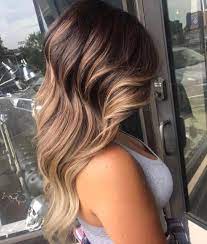 This Warm Toned Caramel Honey Balayage Makes Me Feel Some Type Of Way Those Blonde Money Pieces Framing The Fac Honey Balayage Balayage Hair Honey Brown Hair