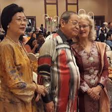 In her past career she occupied the position of partner at ayub dyana & zainal and partner at nizamuddin hamid & co. Julia G Bentley On Twitter Enjoyed The Wedding In Ipoh Of Penang Exco Councillor Zairil Khir Johari Dyana Sofya Mohd Daud Good Way To Learn About Budaya Perkahwinan Melayu Meet
