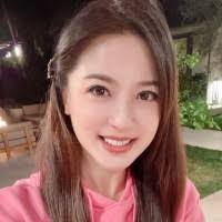 Leslie Vance's Instagram, Twitter & Facebook