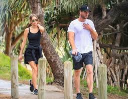 Liam hemsworth seems to have a new leading lady! Liam Hemsworth And Girlfriend Gabriella Brooks Look A Little Downcast During A Hike In Byron Bay Aktuelle Boulevard Nachrichten Und Fotogalerien Zu Stars Sternchen