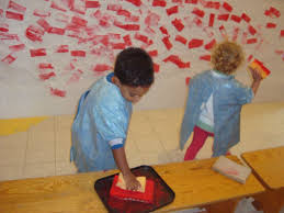 stempelen met sponzen wij bouwen onze eigen muur bouw thema projecten