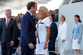 Dans un entretien accordé mardi 14 juillet, le président de la république s'est encore répété, sans offrir le début du commencement d'une quelconque « réinvention ». Brigitte Macron A Assiste Au Defile Du 14 Juillet
