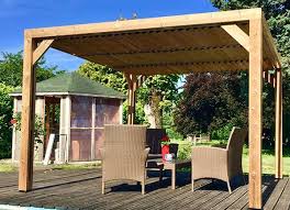 Couvrir une pergola avec des matériaux adaptés permet en effet de profiter de cet espace malgré les intempéries. Une Tonnelle Bois C Est Le Kit Parfait Pour Amenager Sa Terrasse De Jardin Mamaisonmonjardin Com