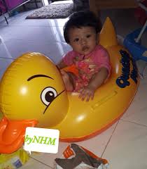 Umurnya sudah 21 tahun, tetapi tingkah. Pelampung Baby Si Manja Berenang Gunakan Pelampung Facebook