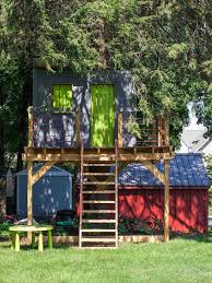 Baumhaus Bauen Einen Ort Zum Spielen Und Zur Entspannung Schaffen Baumhaus Baumhaus Bauen Hinterhof Spielhaus