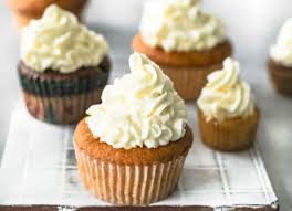 Ohne Ein Frosting Sind Cupcakes Nicht Einmal Halb So Lecker Die Buttercreme Aus Puderzucker Und Sahne Gibt Es Kuchen Und Torten Cupcakes Backen Waffeln Backen