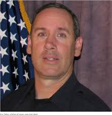 美国再爆大规模枪击，枪手到超市到处开枪！10人身亡，疑犯被捕