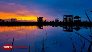 Pemandangan ini adalah sebuah pemandangan yang langka, bahkan sulit untuk ditemui di indonesia, gunung yang biasa hanya berupa tanah bebatuan, pada kali ini dibalut dengan saju pada bagian atasnya sehingga sangat menarik untuk dilihat. Gubuk Senja Malang Sajikan Latar Perpaduan Sawah Dan Langit Biru Times Indonesia