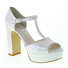 Accanto alla raffinatezza delle già menzionate ballerine o dei sandaletti gioiello rasoterra, c'è spazio anche per scarpe sposa comode con dettagli rubati al mondo dello sportswear e della quotidianità. Ricordo Perfervid Commerciante Scarpe Sposa Tacco Alto A3v It