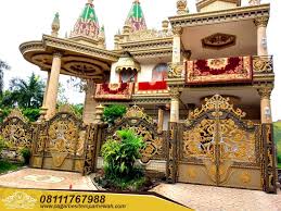 Tapi pagar kayu yang satu ini dikreasikan dengan tambahan bingkai berbahan besi sehingga terlihat modern dan elegan. Pintu Gerbang Besi Tempa Mewah Pintu Gerbang Besi Klasik Modern