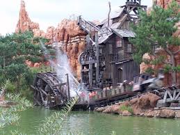 Les wagons du train de la mine sont de nouveau sur les rails. Train De La Mine Disneyland Paris Disneyland Favorite Places Wooden Buildings