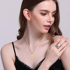 Amazon.com: Yolanda Collar con colgante de estrella judía de David de oro  delicado para mujer, joyería de acero inoxidable : Ropa, Zapatos y Joyería