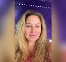 Transformation! Thank goodness for wigs 🤣 #dollyparton #definitelydolly  #scousedolly #dollytok #dollypartontribute #transformation #bighair  #bestjobever #justforfun