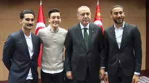 Seit januar ist mesut özil mit freundin amine gülse verlobt. Ozil Und Gundogan Hofieren Erdogan Gehoren Die Wirklich Ins Wm Kader Politik Ausland Bild De