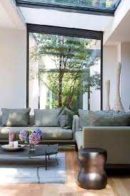 Idees Pour Creer Une Cour Interieure Contemporaine In 2020 Courtyard Design Indoor Courtyard Unique Houses