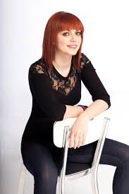 Después de algunas experiencias en el ámbito musical con dos bandas, se dio a conocer como cantante solista en el 2011. Le Ospiti Di Plutonia Annalisa Scarrone Plutonia Publications