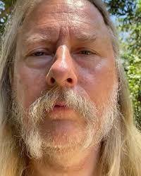 Gewoon uit nieuwsgierigheid: wat vind je van Jerry Cantrell? Als gitarist,  als muzikant, als persoon, wat dan ook. : r/grunge