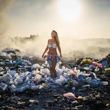 Untuk melihat seberapa gawatnya kondisi sampah di laut, berikut ini fakta yang bisa disimak. Foto Turis Di Pantai Penuh Sampah Bukti Lautan Plastik Benar Adanya