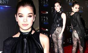 Hailee Steinfeld shows off long legs at CinemaCon | Daily Mail Online