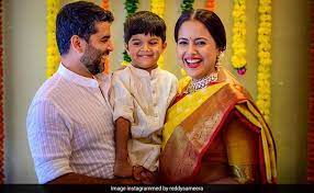 Sameera reddy family with parents husband akshai varde and sisters photos subscribe to our channel: Pics From Sameera Reddy S Baby Shower With Husband Akshai And Son Hans
