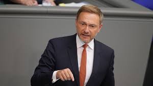 Baerbock, laschet und scholz diskutierten mit so mancher rangelei. 0cmogt4byrxm