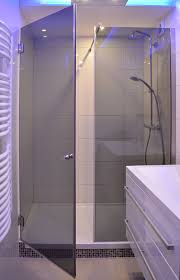 Norddeutsch badestube (umgangssprachlich kurz bad) bezeichnet den raum einer wohnung oder eines gebäudes, in dem sich menschen baden oder duschen, die hände waschen oder „erfrischen. Die Dusche Mit Diesen Tipps Und Ideen Wird Sie Zur Wellness Oase Bondguide