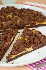 Die leicht abgekühlte kirschmasse auf den boden füllen. Schokoladiger Streuselkuchen Mit Pudding Und Kirschen Katha Kocht