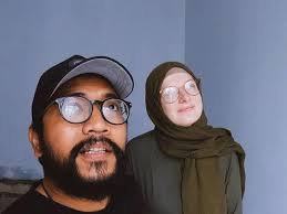 Sempat Viral Bule Inggris Dinikahi Pria Bekasi, Kini Jual Soto