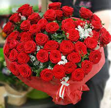 Dire ti amo con un fiore è il modo più romantico per esprimere questo prezioso sentimento. Fascio 31 Rose Rosse Corflor