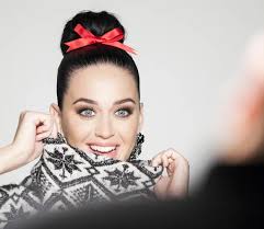 Bintang musik Adele melihat ke samping dan latar belakang putih 2K unduhan  wallpaper