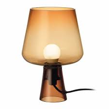 ga voor een indrukwekkende look met deze unieke lamp van iittala de leimu heeft een betonnen voet en een betoverende tafellamp mondgeblazen glas geblazen glas
