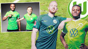 Borussia mönchengladbach addiert zum bereits bekannten heimtrikot für die neue spielzeit nun auch das auswärtstrikot. Die Neuen Wolfsburg Trikots Aus Alten Flaschen Gemacht Und Bei Den Fans Schon Beliebt Sportbuzzer De