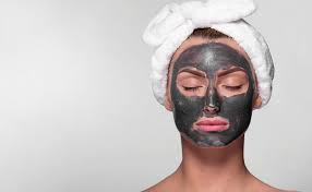 Gosokkan bagian dalam kulit pepaya ke wajah. 7 Masker Wajah Alami Sebelum Tidur Dijamin Glowing