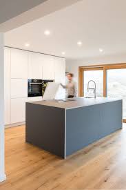 Kucheninsel Kochinsel Grijs Weiss Designerkuche Modern Grifflos S Designe In 2020 Modern Kitchen Kitchen Interior Grey Kitchen Island