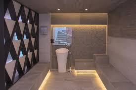 Sin embargo, dichas superficies son a menudo frías al tacto, por lo que también se utilizan alfombrillas de baño para hacer el contacto más cálido. Remodelacion Banos Country Club Las Huertas Infante Arquitectos Archello