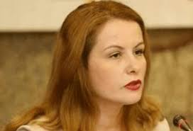 Gazeta "Dibra" - Vera Istrefaj: A fyhen gratë polikane kur fyhen e lëndohen  vajzat e thjeshta? STANDARTET E REAGIMIT Nga Vera Istrefaj Kur fyhet një  grua apo vajzë politikane, reagojmë. Shumë mirë