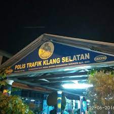 Orang ramai mula hadir di beberapa balai polis di sekitar lembah klang untuk mengisi borang makluman pergerakan keluar. Polis Trafik Cawangan Klang Kantor Polisi