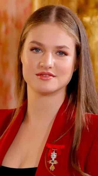 ✨ La princesa Leonor de España se prepara para hacer historia. A sus 19 años domina ocho idiomas, recibe formación militar y está llamada a convertirse en la primera reina en 150 años.