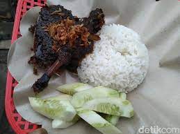 Hari pertama berjualan, mak isa cukup senang karena bebeknya habis dibeli pelanggan. Nasi Bebek Mak Isa Habiskan 400 Ekor Bebek Per Hari