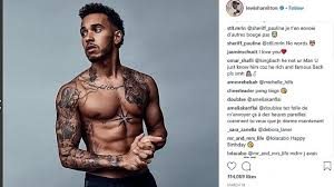 Untuk saat ini begitu banya desain tato yang bisa kita temukan di dunia internet dan kesemua jenis gambar tato tersebut bisa ditiru bagi yang ingin membuat gambar desain tatto simple dan warna menyolok mata dan sesuai kulit akan terlihat keren dan merupakan favorite kebanyak kaum hawa. Ini Dia Tato Paling Keren Dari Tiga Driver F1