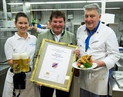 Wirt Peter Hubert Und Kuchenchef Roland Hennemann Mit Der Ausgezeichneten Schweinshaxn Http Www Facebook Com Braustuberl Tegernsee Kuchenchef Auszeichnen