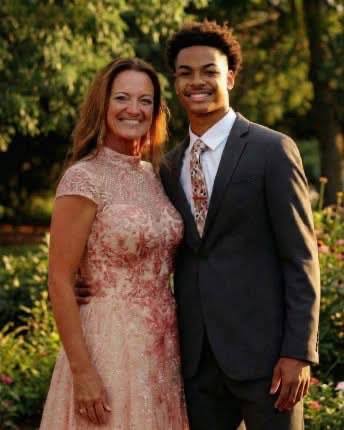 Teen takes mom to prom after she missed hers