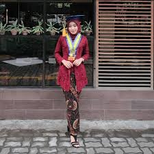 Kebaya brokat bentuk peplum warna rose dengan pita melingkar yang berpadu rok batik maroon hitam dan hijab square. 30 Model Kebaya Merah Maroon Inspirasi Terbaik 2020