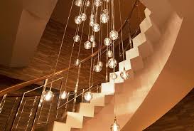Use Long Multiple Pendants In The Lighting Design Of Staircases Merdiven Bosluklarinin Aydinlatma Tasarimi Icin Uz Aydinlatma Tasarimi Tasarim Merdivenler